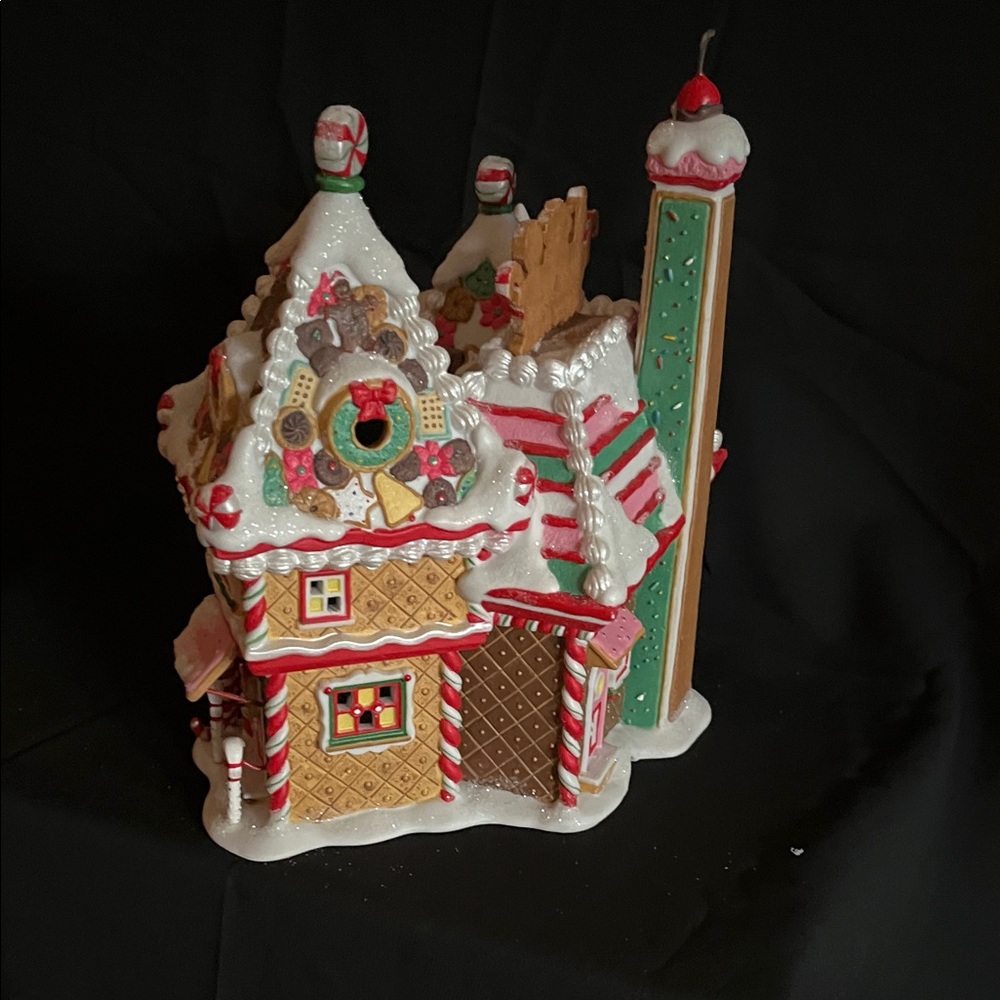 Department 56 North Pole Series Christmas Sweet Shop - Picture 5 of 10